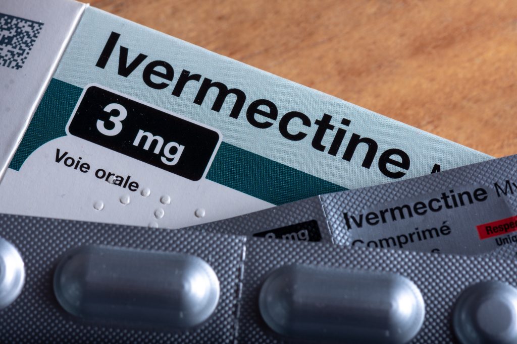 Clamart, France - 02 avril 2021: Boîte d'Ivermectine (packaging français), médicament antiparasitaire constituant également un traitement potentiel de la maladie Covid-19